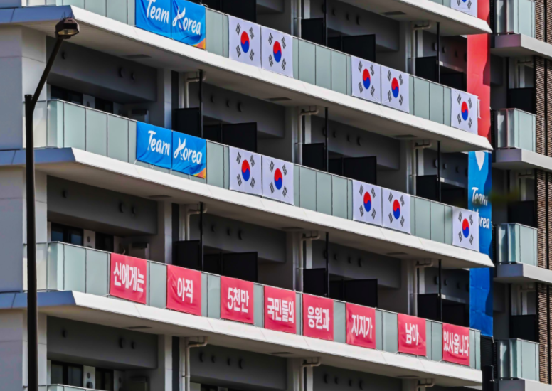 韓國代表團在選手村陽台圍欄上掛出多面韓國國旗。   圖：翻攝自環球網