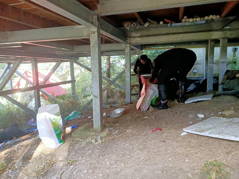 高山協作員於霸南山屋周邊進行山屋清潔工作照。   圖：雪管處／提供