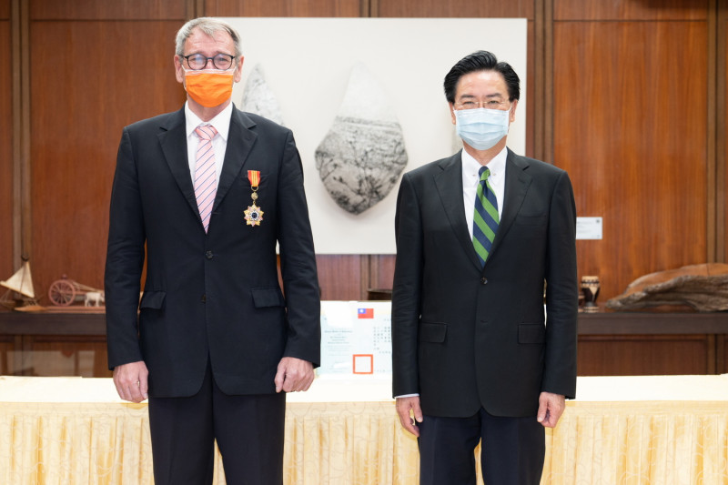 外交部長吳釗燮（右）頒贈特種外交獎章予德國在台協會王子陶處長（左）。   圖：外交部提供