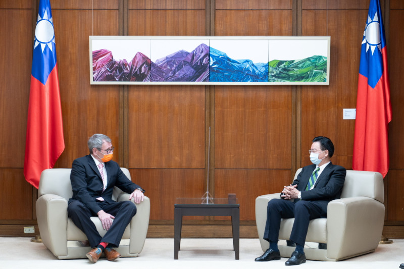 外交部長吳釗燮（右）於頒贈典禮前接見德國在台協會王子陶處長（左）。   圖：外交部提供