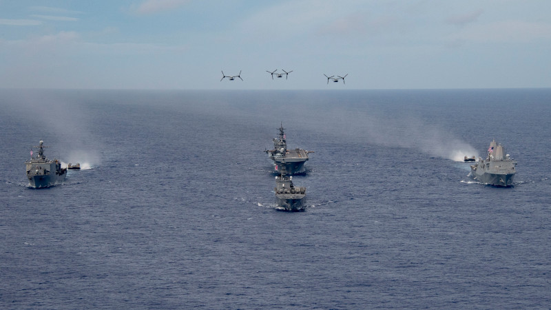 美軍兩棲攻擊艦「美利堅號(LHA-6)」、「聖安東尼奧級」兩棲船塢運輸艦「紐奧良號(LPD-18)」等艦艇與2艘日本海上自衛隊「大隅級」坦克登陸艦混合編組進行雙邊演習。   圖：翻攝Eurasia Review推特