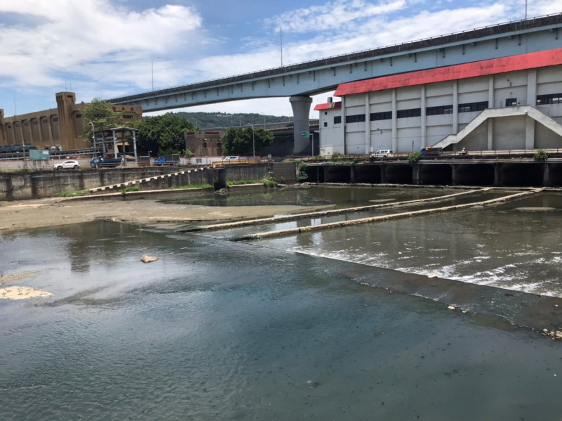 中港大排施工前流況不順、淤積狀況   圖：新北市水利局提供