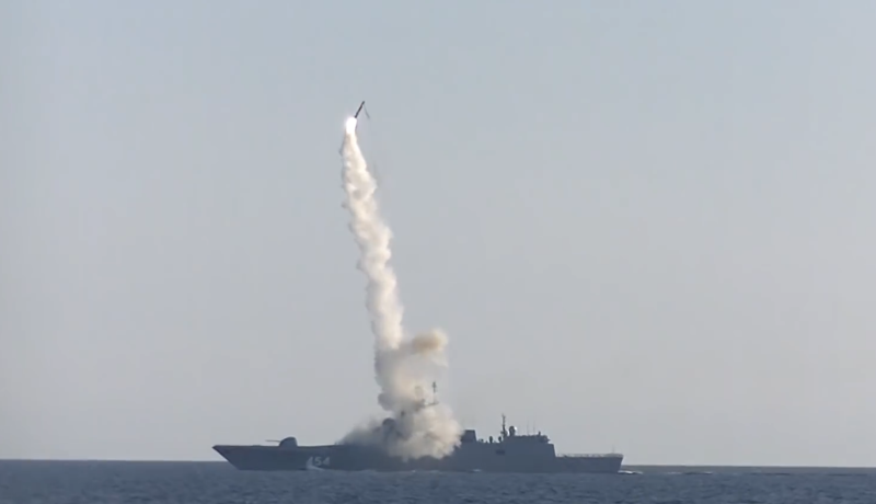 俄羅斯國防部19日公布「戈爾什科夫海軍元帥號」巡防艦試射高超音速巡航反艦飛彈「鋯石」畫面。   圖：翻攝俄羅斯國防部
