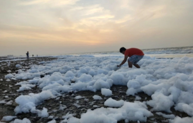 墨西哥今（19日）東部韋拉克魯斯州海灘出現了大量白色固體泡沫。   圖 : 翻攝自環球時報