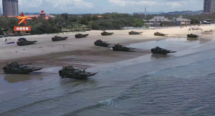 解放軍近期也在閩南海域展開兩棲裝甲部隊實戰演練，。《聯合早報》稱該部隊為「解放軍攻台主力」。   圖 : 翻攝自央視網