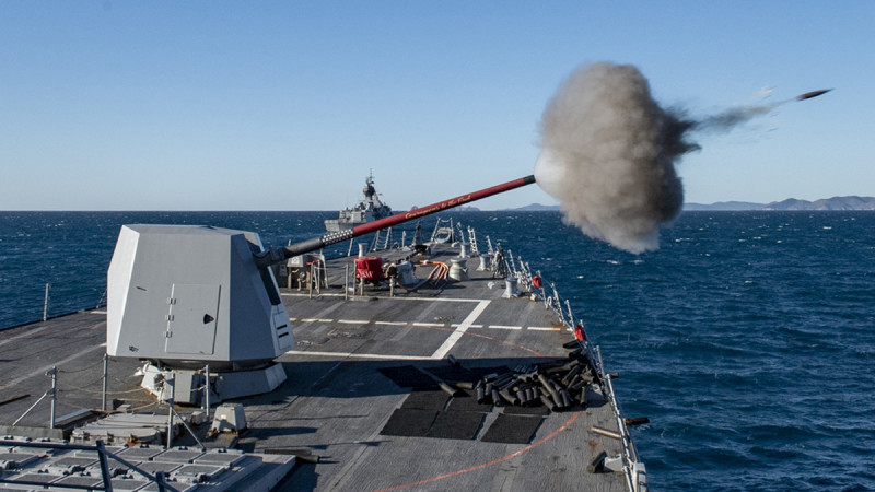 「護身軍刀」軍演，軍艦火力展示，對湯森島目標區進行5吋砲火力岸轟。   圖：翻攝U.S. Pacific Fleet推特