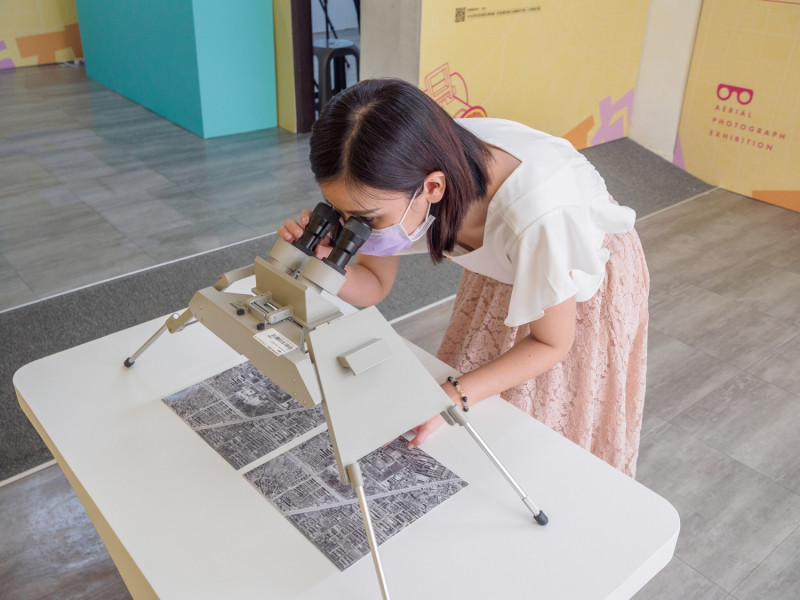 中央研究院特別出借橋式立體鏡等器材，讓參展民眾體驗航拍圖像資料的判讀樂趣。   圖：新北市文化局提供