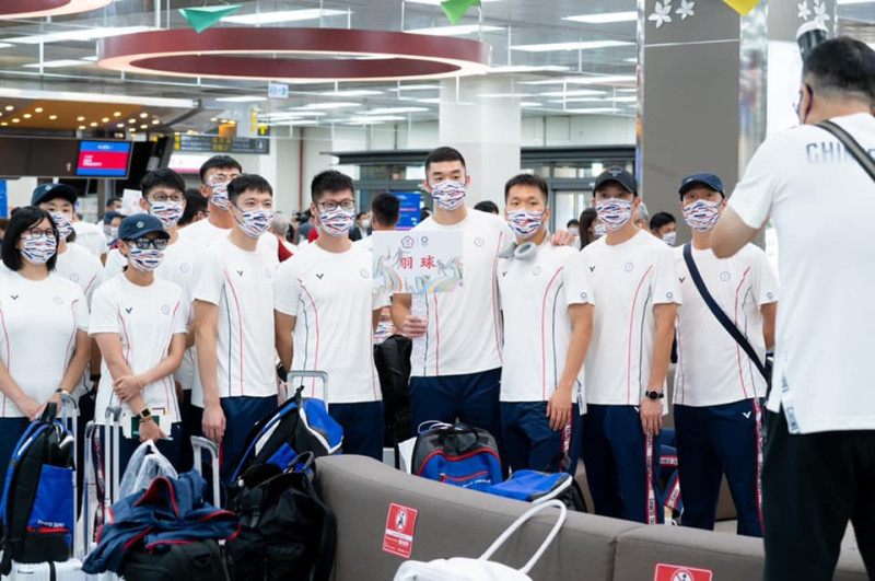 中華隊代表團昨（19）日搭乘包機前往東京奧運。   圖：翻攝自蘇貞昌臉書