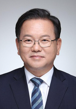 韓國國務總理金富謙在當地時間20日就亞丁灣護航艦《文武大王號》發生大規模集體感染事件向國民道歉。   圖：翻攝自維基百科