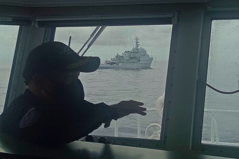 菲律賓海岸警衛隊發布訊息，指菲國BRP Cabra(MRRV-4409)巡邏艇在巴拉望西側海域「成功驅離」解放軍特種遠洋拖船「南拖189號」。   圖：翻攝 Philippine Coast Guard臉書