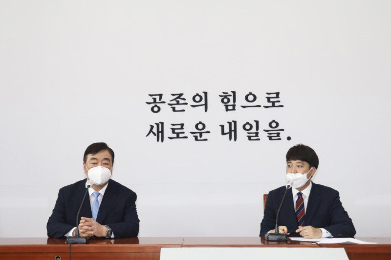 中國駐韓大使邢海明（左起）竟然投書批評韓國反對派總統候選人，連稍早與他會面的主要反對黨「國民力量」最年輕黨魁李俊錫，也跳出來痛批。   圖：翻攝自中國駐韓國大使館
