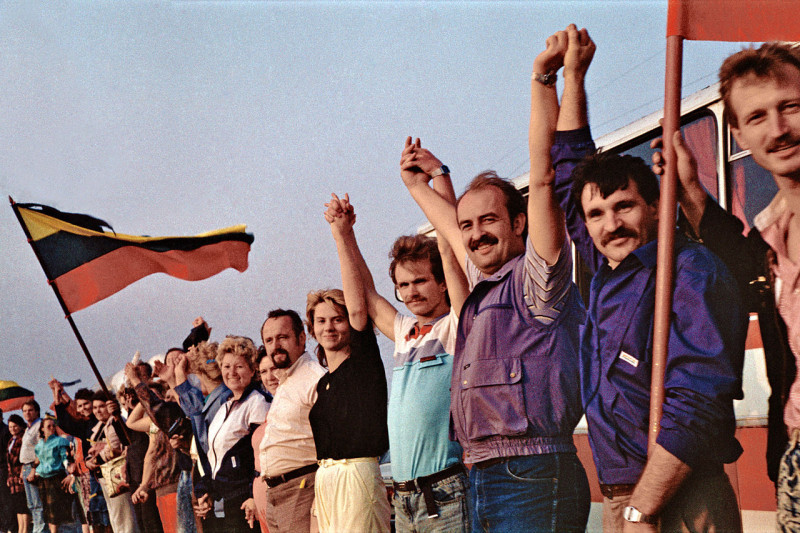 1989年8月23日，200萬人手牽手，連起一條長達近700公里的人鍊，通過愛沙尼亞、拉脫維亞與立陶宛，促成日後蘇聯不得不承認3國獨立。   圖：翻攝自維基網站/Kusurija作品