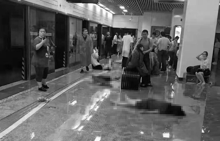 中國河南鄭州遭遇暴雨，地鐵嚴重淹水，不幸罹難的地鐵旅客陳屍月台。   圖：翻攝中國悲劇檔案推特