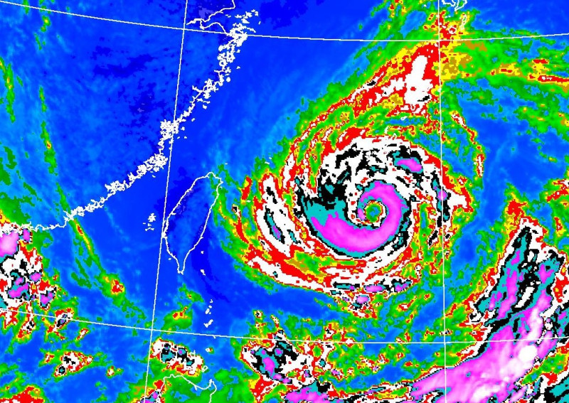 烟花颱風持續增強，氣象局預估，將會達中颱上限。   圖：中央氣象局／提供