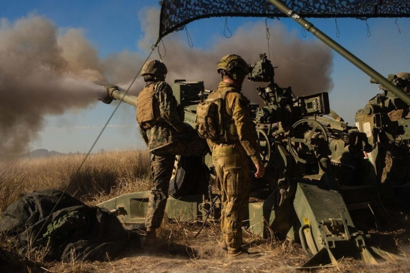 美澳「護身軍刀」軍演，美國海軍陸戰隊第31遠征部隊(31st MEU)和澳洲陸軍操作「M777」榴彈砲。   圖：翻攝III MEF Marines推特