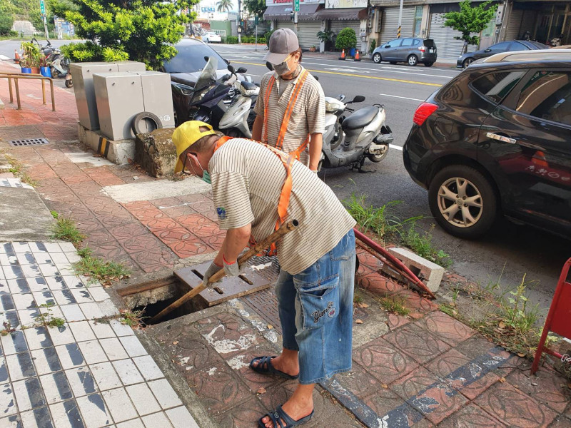 環保局也將加強巡視水溝蓋、洩水孔等清理狀況，以免雜物堵塞阻礙雨水排出。   圖：新竹市政府提供