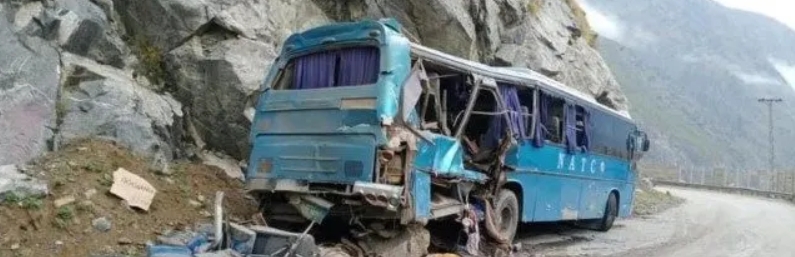 在巴基斯坦被炸的載滿中國工作人員的巴士，這起事件早成9個中工民死亡。   圖 : 翻攝自騰訊網