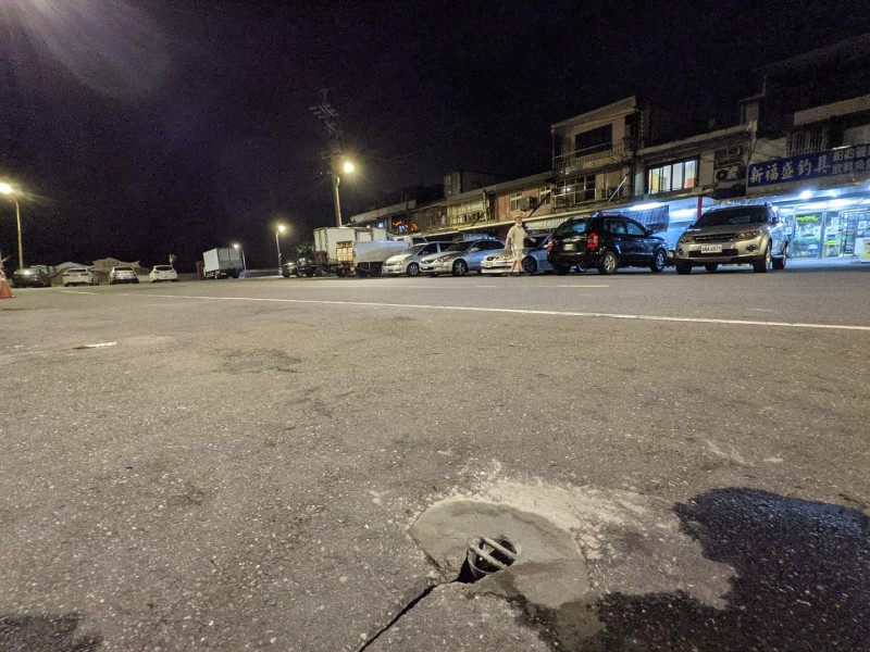 瑞芳區公所20日將馬路上的氣孔封上   圖:翻攝自瑞芳公共論壇