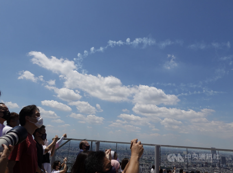 東京奧運將於23日開幕，日本航空自衛隊飛行表演隊「藍色衝擊波」日前從宮城縣東松島來到埼玉縣入間基地，預定23日正式表演。21日在東京上空預演。   圖：中央社