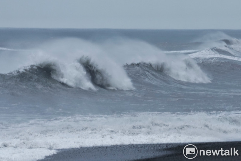 因烟花颱風接近，在宜蘭、新北已出現3.5米高的長浪(圖為宜蘭南方澳內埤海灘)。   圖：張良一/攝