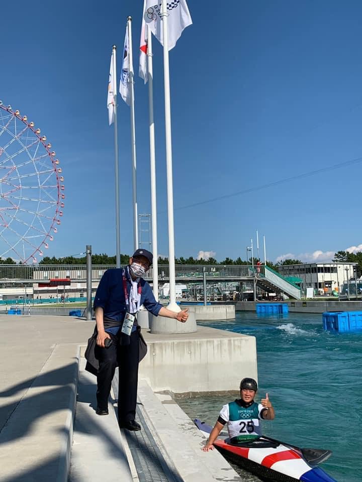 駐日大使謝長廷到場幫「輕艇激流」的選手張筑涵加油打氣。   圖：翻攝自謝長廷臉書