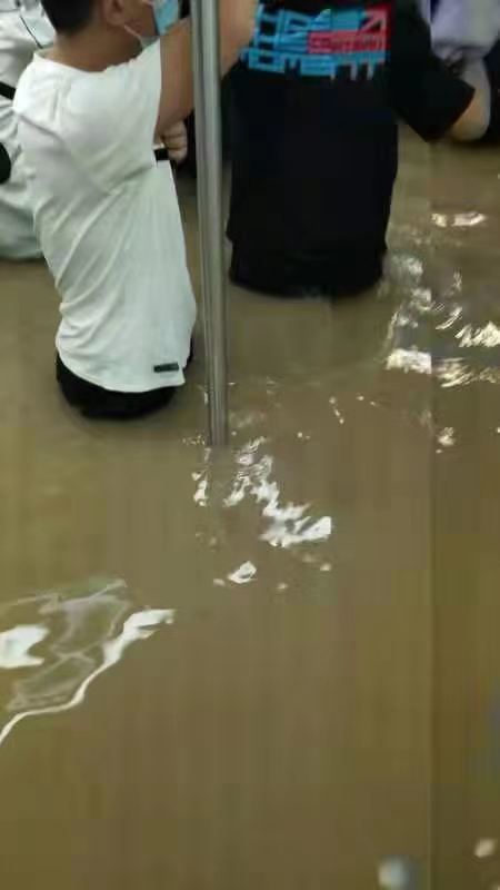 河南鄭州暴雨地鐵大淹水，造成至少12人死亡。   圖 : 翻攝自微博