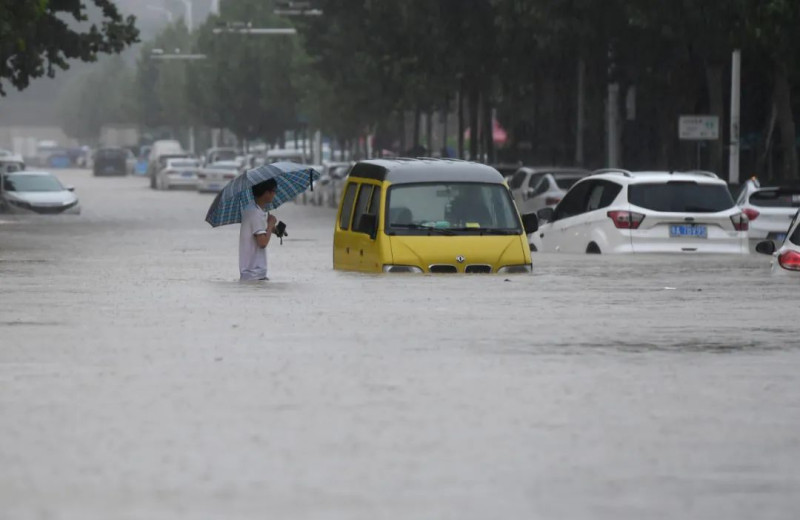 中國河南省近日遭遇極端暴雨侵襲，洪水淹沒多個城市。   圖：翻攝自微博