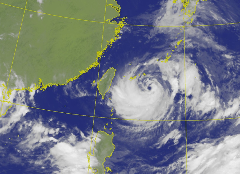 氣象專家賴忠瑋表示，根據最新的路徑預報，烟花颱風可能提早北轉。   圖：中央氣象局／提供