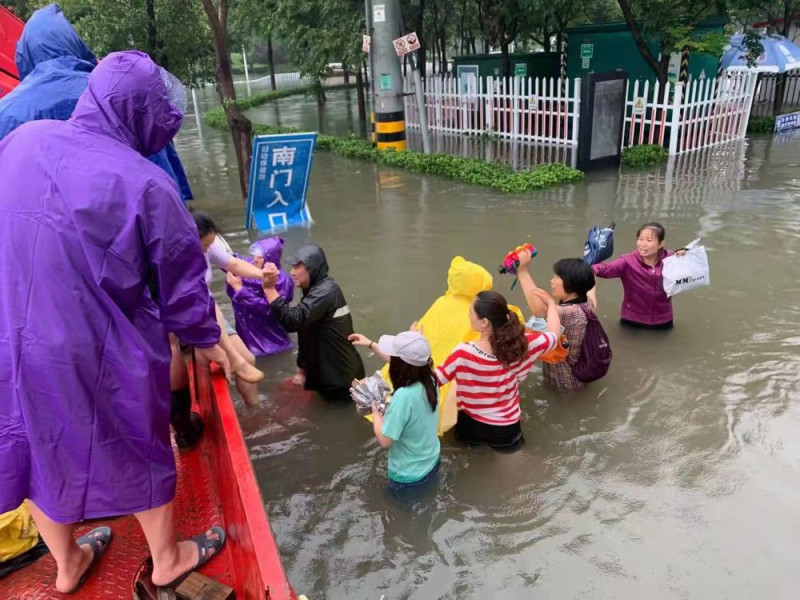 鄭州大淹水，官方派出船隻救援受困民眾。   圖 : 翻攝自騰訊新聞