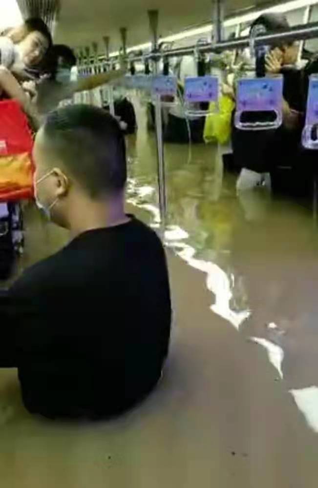 鄭州暴雨，5號地鐵淹大水，民眾泡在水中，多人不幸淹死。   圖 : 翻攝微信
