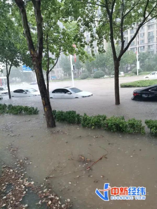 鄭州暴雨，街道變河流，許多車輛泡在水裡。   圖 : 翻攝自中新經緯