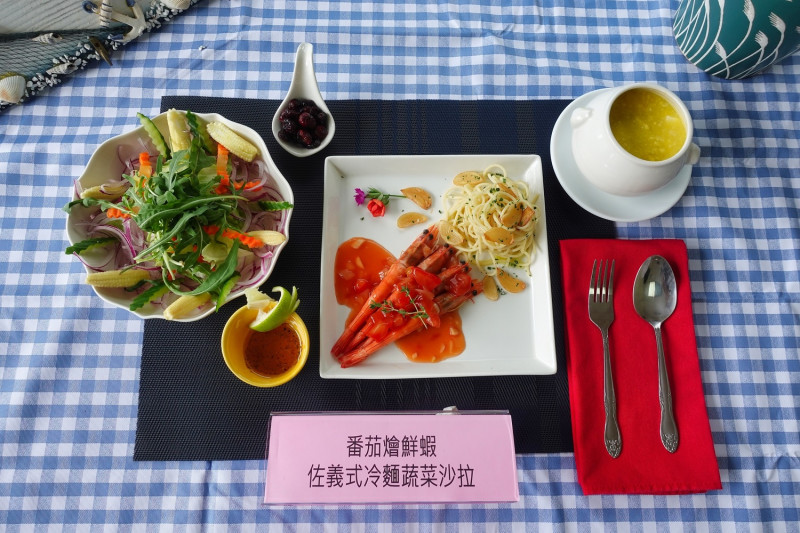 番茄燴鮮蝦佐義式冷麵蔬菜沙拉。   台中榮總/提供