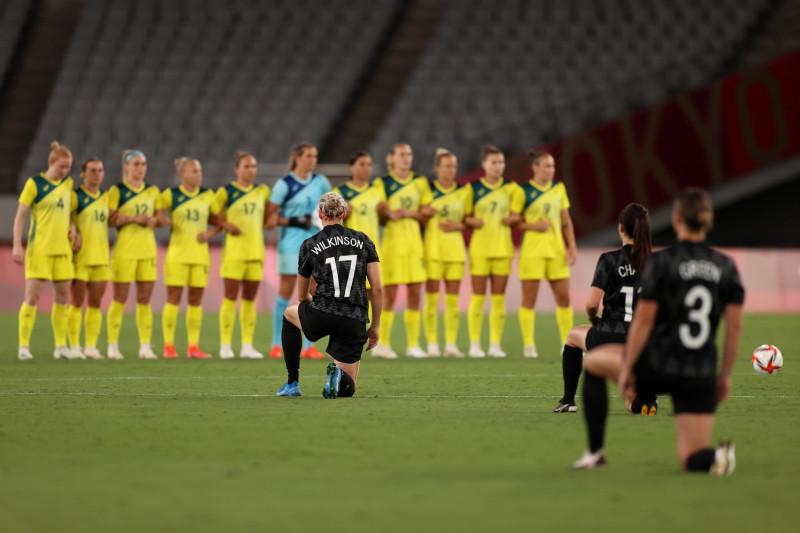 紐西蘭女足隊在比賽開始前，做出單膝下跪的動作以抗議種族歧視。   圖：翻攝自紐西蘭女足隊推特