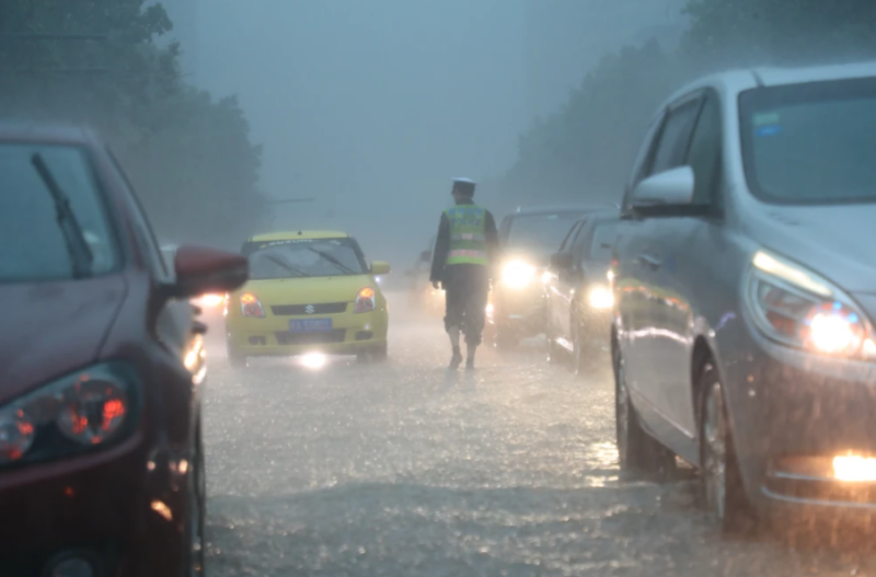 鄭州在2021年7月20日於暴雨下疏導交通的交警。   圖：翻攝自視覺中國
