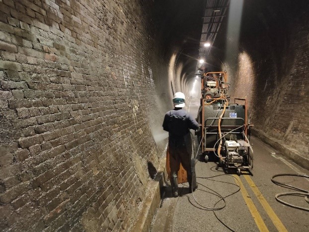 九號隧道壁體牆面清洗情形。   台中市觀旅局/提供