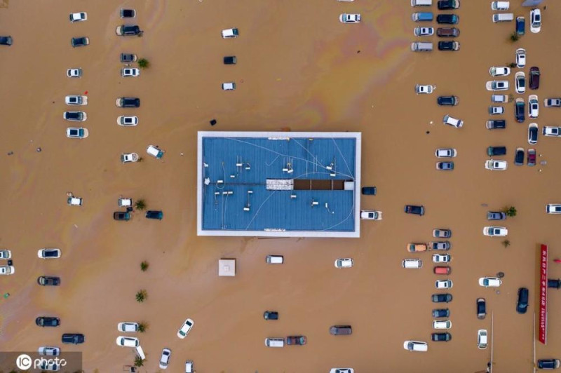 鄭州洪水肆虐，空拍圖可見整個城市泡在水裡。   圖 : 翻攝自IC Photo