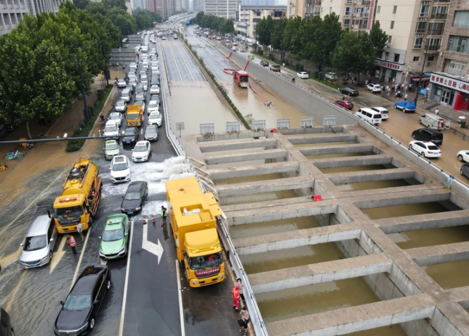 鄭州暴雨短時間內將5公里長的京廣路隧道完全淹沒。   圖：翻攝中新網