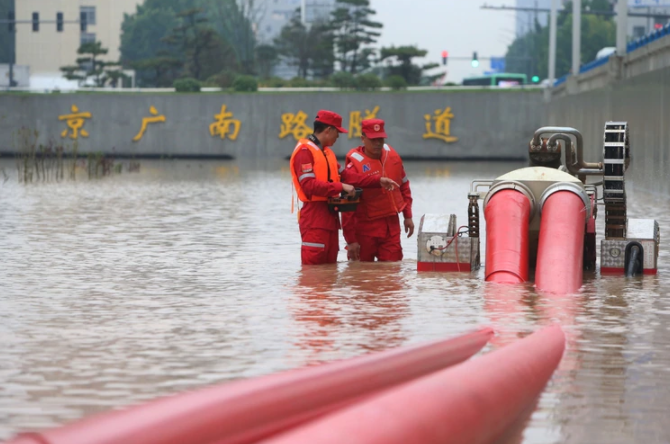 京廣路段自北向南三個隧道正在進行排水作業。   圖：翻攝新華網