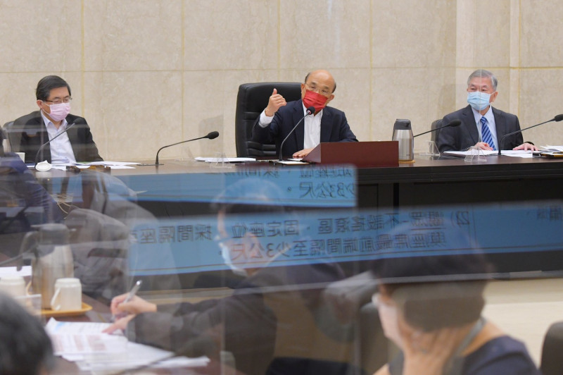 行政院長蘇貞昌今（23）早召開政院擴大防疫會議，裁示7/27將疫情三級警戒調降至二級。   圖：行政院提供