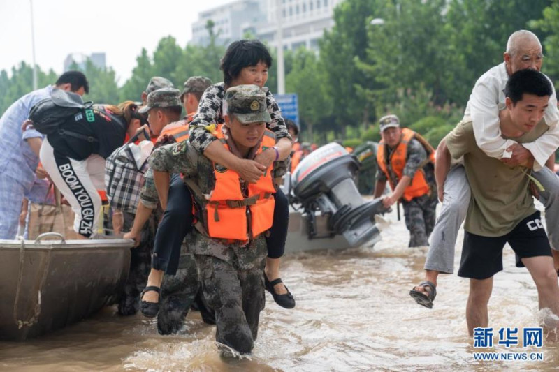軍警出動救援鄭州受困的居民。   圖 : 翻攝自新華網