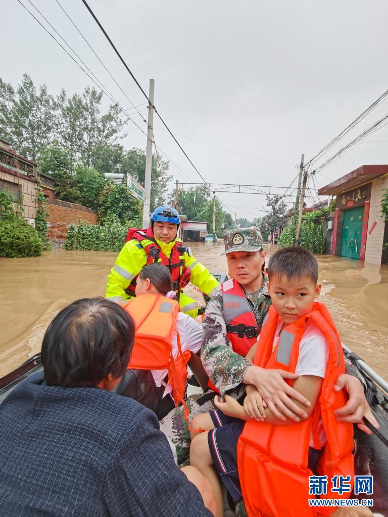 鄭州淹大水，民警救援受困的孩童。   圖 : 翻攝自新華網