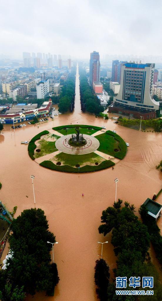 鄭州淹大水，整個城市泡在水裡。   圖 : 番社自新華網