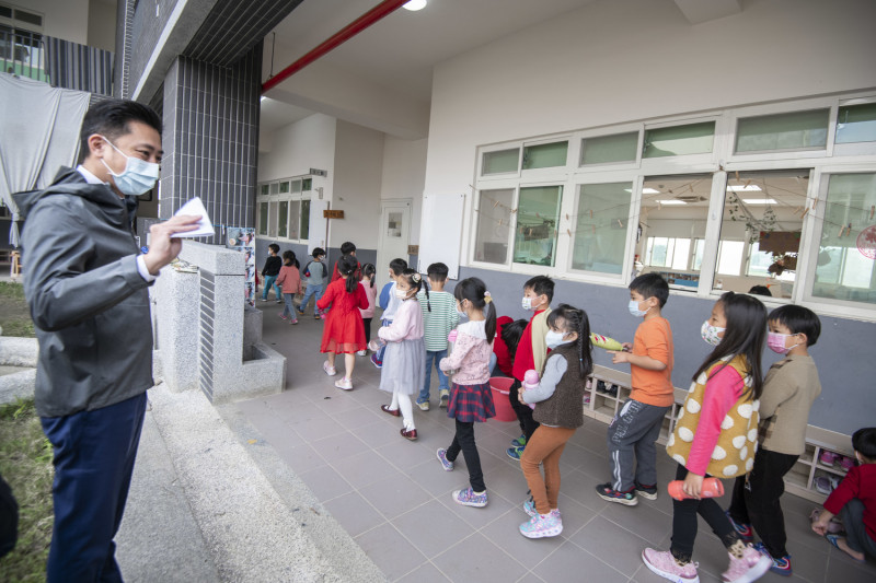 新竹市長林智堅視察幼兒園防疫。   圖：新竹市政府提供 （資料照）