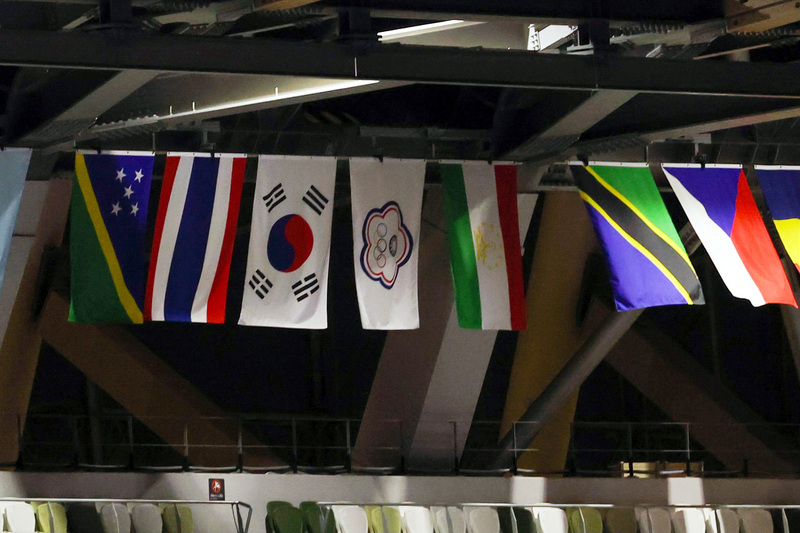 東京奧運23日晚間在日本新宿國立競技場舉行開幕式，主場館內高掛參賽各國旗幟，中華隊也不例外。   圖：中央社提供