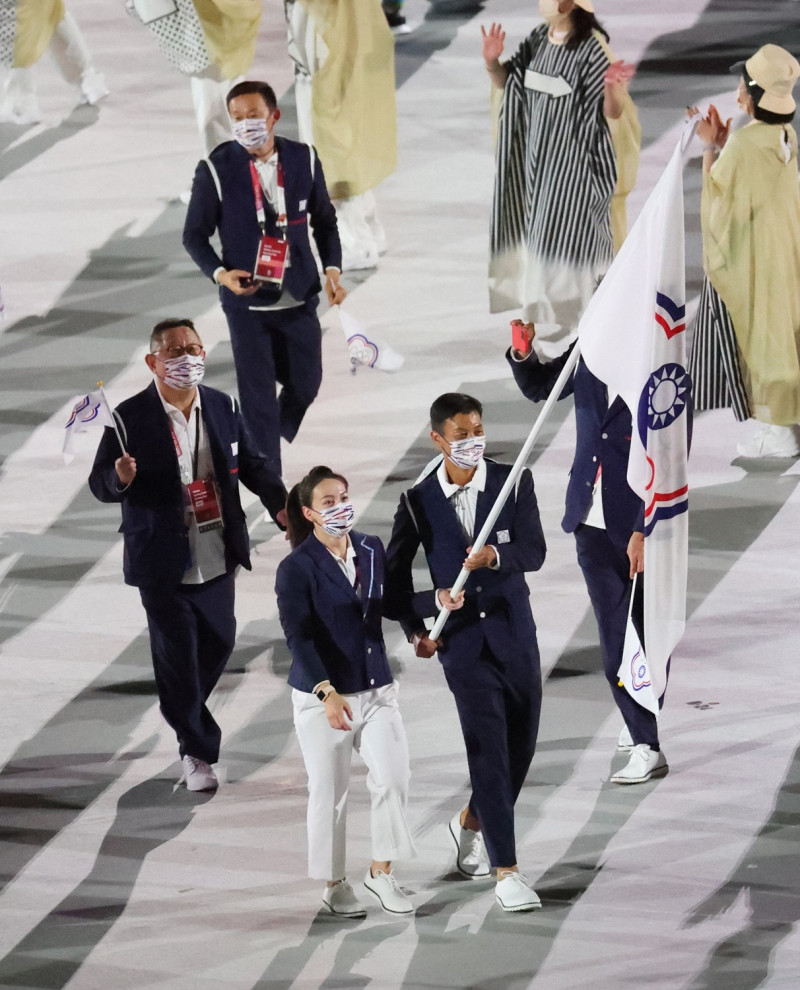 台灣東奧代表團開幕進場，盧彥勳和郭婞淳分別擔任男、女掌旗官   圖：體育署提供