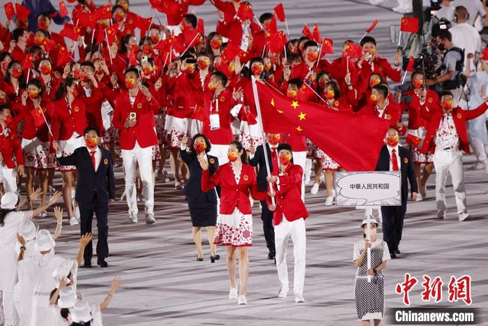 取得奧運轉播權的NBC在中國隊進場時，談到北京將在2022年舉辦冬季奧運，但隨著中國準備迎接國際體育人士到來的同時，也不乏地緣政治議題的出現。   圖：翻攝中新網