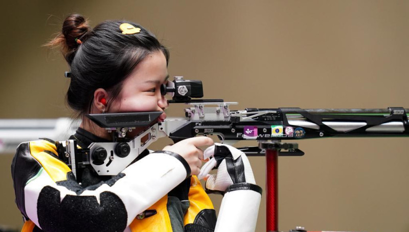 中國楊倩女子10公尺空氣步槍拿下本屆東奧發出的第一面金牌。   圖：翻攝新華網