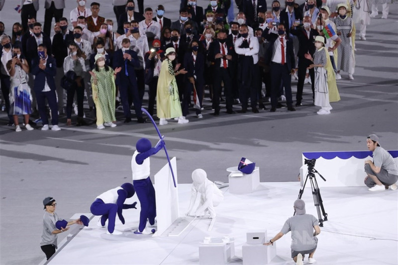 今年東奧開幕演出中，小藍人快速變裝化身奧運運動項目標誌，令人印象深刻。   圖：中央社提供