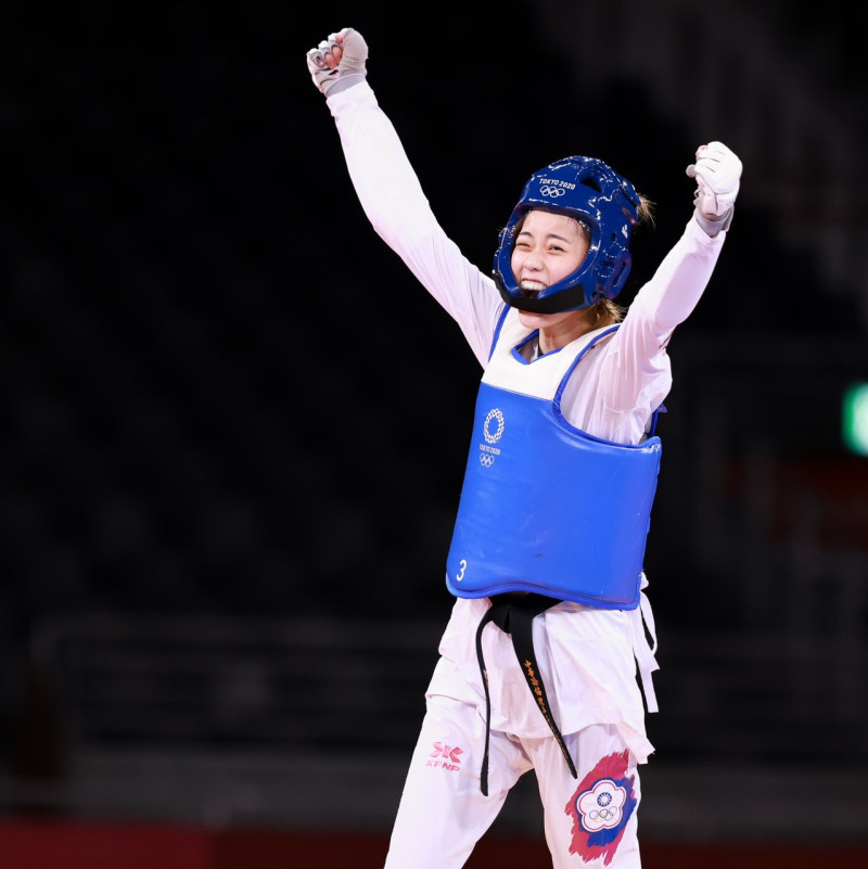 東京奧運女子跆拳道57公斤級銅牌戰，年僅19歲的台灣好手羅嘉翎首度站上奧運舞台，就取得銅牌的好成績。   圖：取自蔡英文臉書（體育署提供）