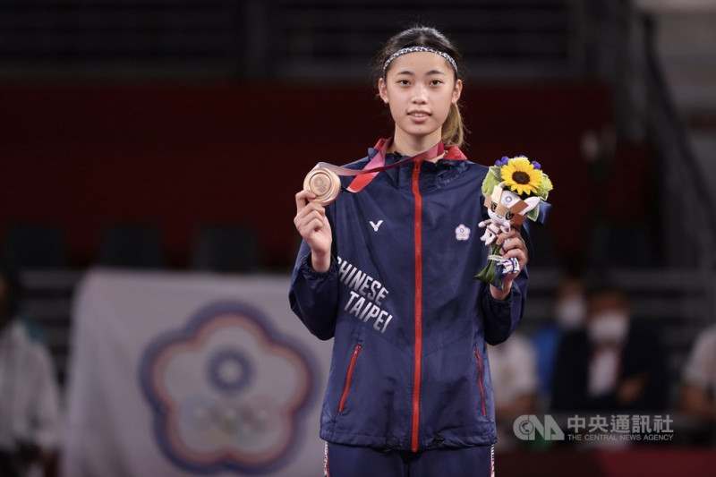 年僅19歲的台灣跆拳道女將羅嘉翎首度登上奧運殿堂表現亮眼，25日勇奪東京奧運跆拳道女子57公斤量級銅牌，賽後羅嘉翎開心拿著獎牌合影留念。   圖：中央社提供